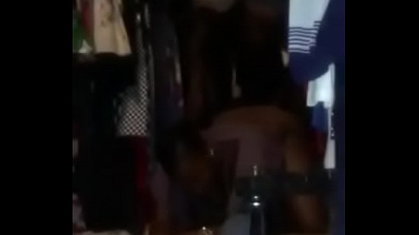 Empregada empenhada em manter o emprego